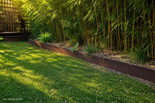 Tiergartenband® Rasenkante aus wetterfestem Baustahl im modernen Garten